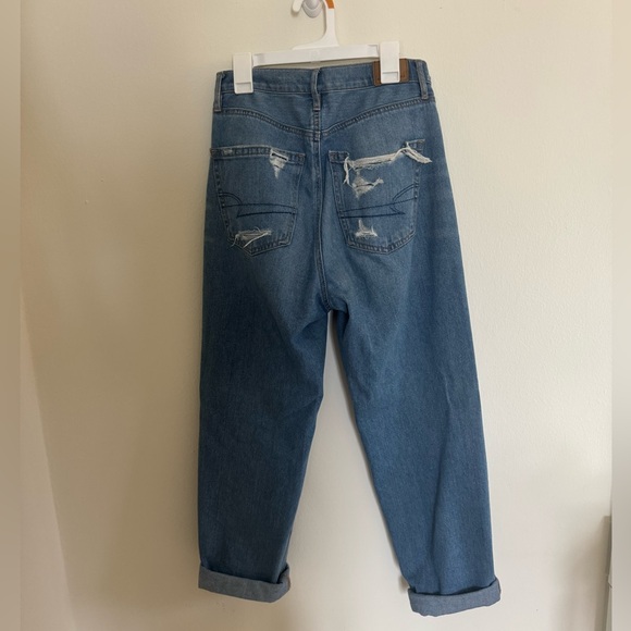 American Eagle High Rise Midwash Distressed Mom Jeans in Size 2- worn one time! - Picture 5 of 6
